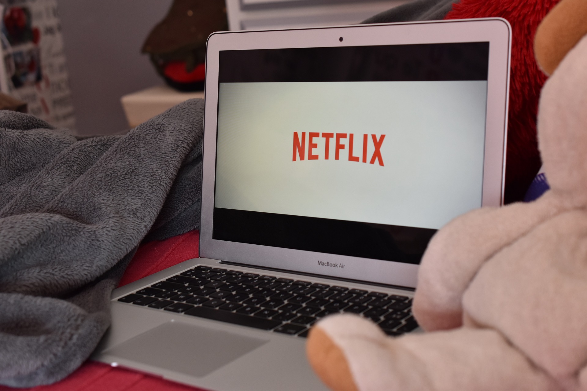 Laptop with netflix over a bed