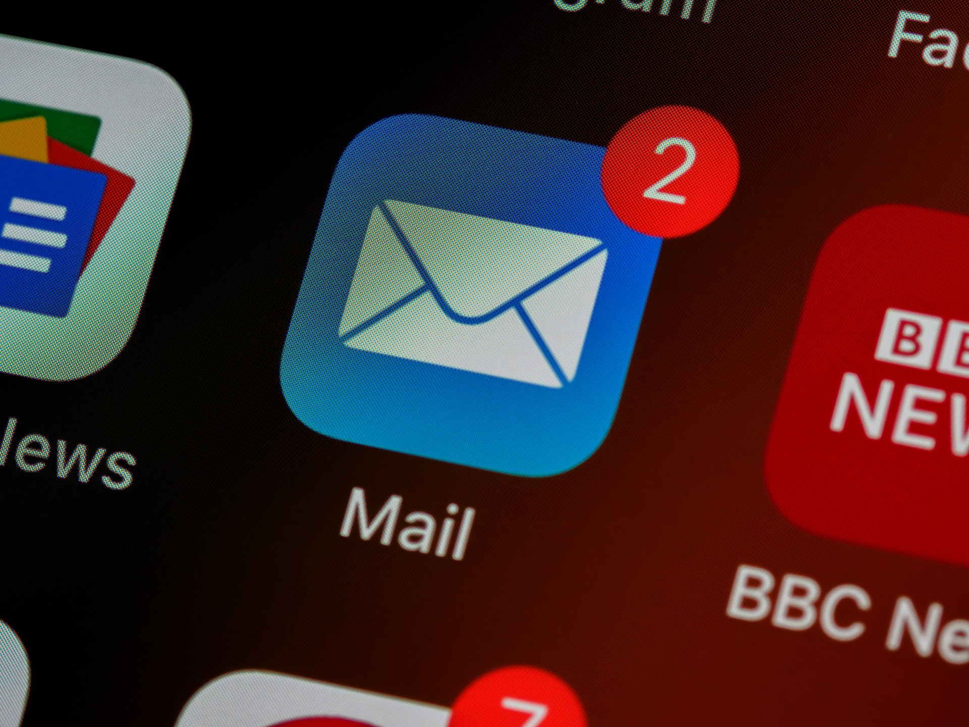 A light blue mail app icon, with the number ‘2’ inside a red circle on the icon’s upper left edge