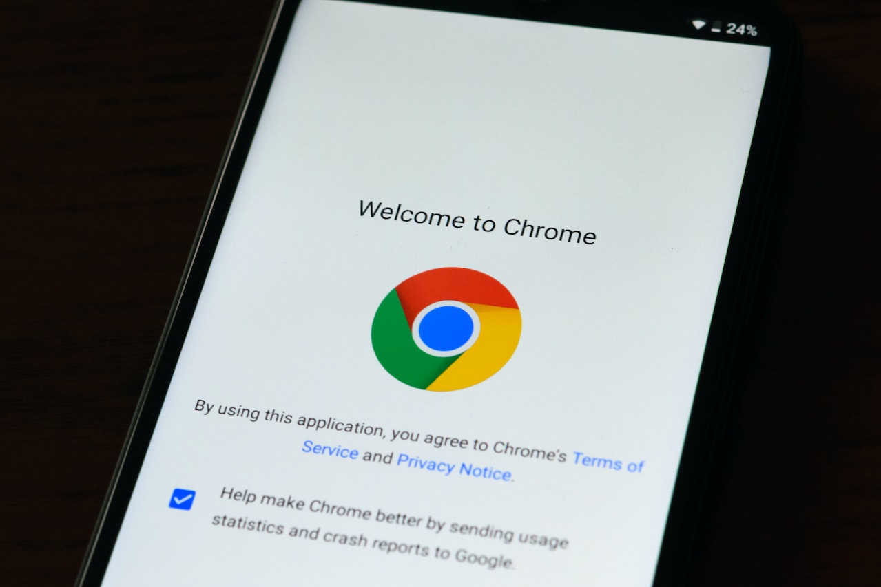 A smartphone display of the welcome page of Chrome, with its round icon, with a blue circle in the middle