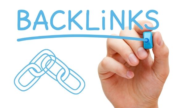 A hand writing 'BACKLINKS' on a transparent board and a backlink symbol on the side.