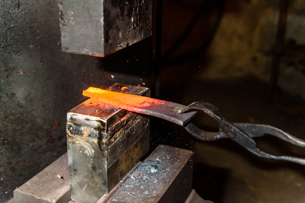 Forging a metal