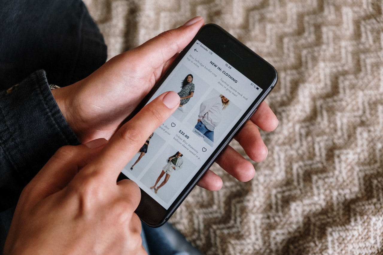 A person scrolling through an ecommerce site using his smartphone.