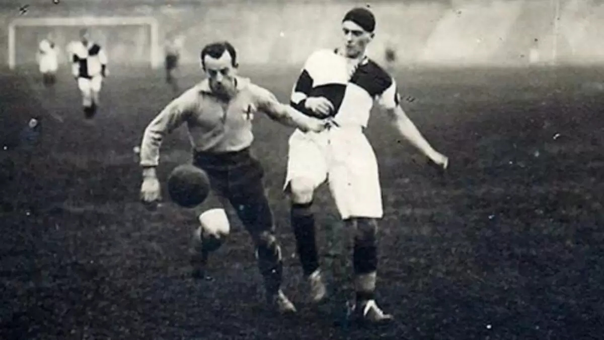 Adolfo Baloncieri playing italian football
